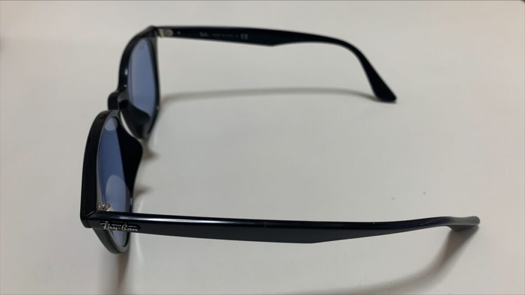 購入したレイバンのサングラス（4258F）の真横からの写真