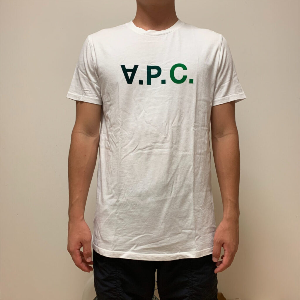 A.P.C.のTシャツのLサイズ着用写真（前から）